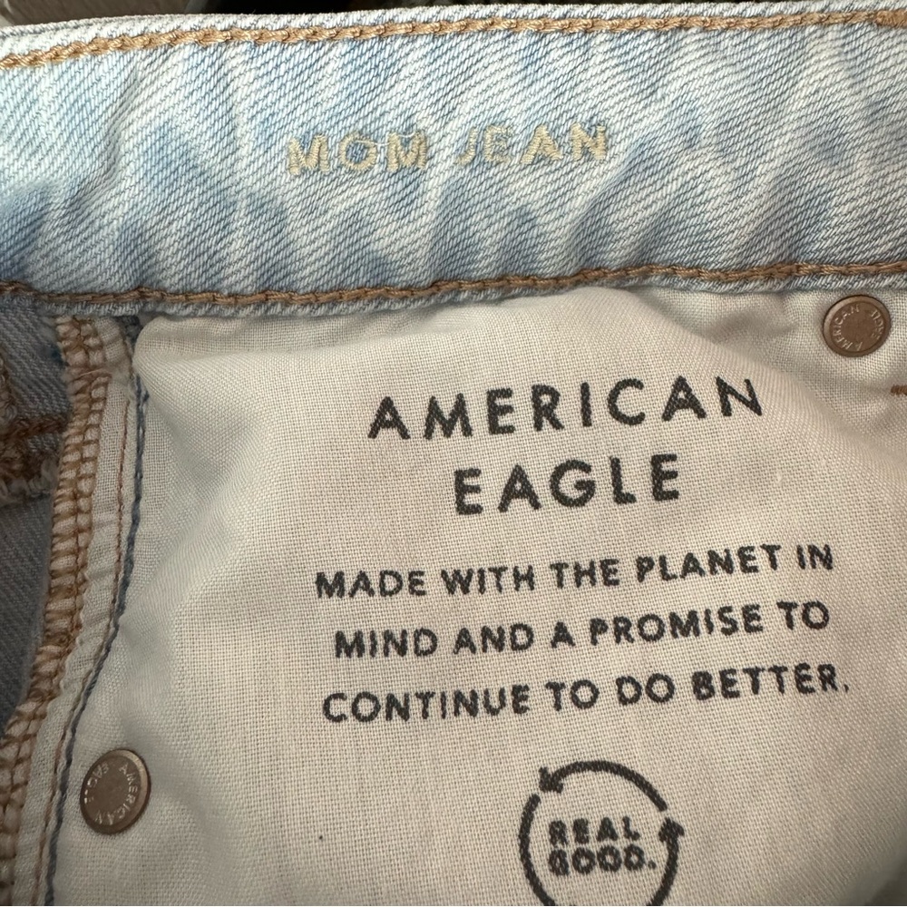 American Eagle Jeans‎ Mom Denim Light Wash Blue Solid Holes Ripped Distressed - Picture 9 of 10